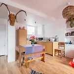 Veeve - Sleek Chic Studio