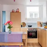 Veeve - Sleek Chic Studio